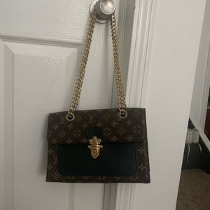 NON AUTHENTIC Louis Vuitton bag.